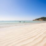 Une plage de sable avec de l'eau turquoise
