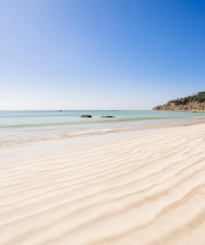 Une plage de sable avec de l'eau turquoise