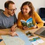 Couple regardant une carte et un guide