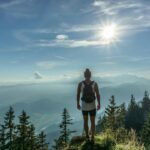 Personne en randonnée avec vue sur la vallée