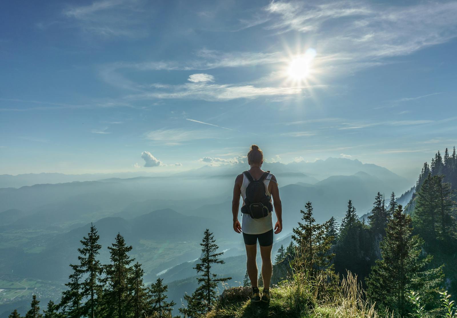 Personne en randonnée avec vue sur la vallée