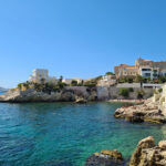 Vue d'une côte avec des maisons et la mer turquoise