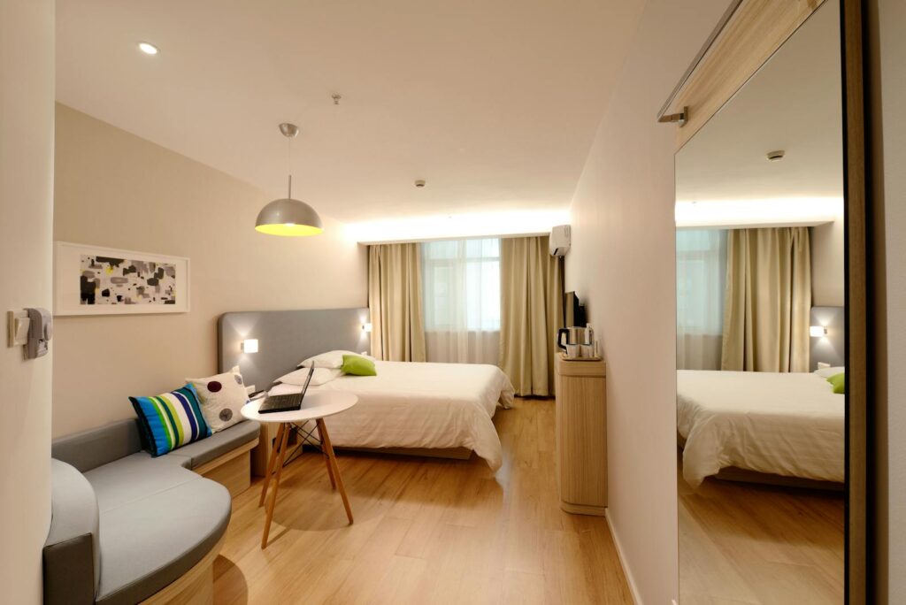 Chambre d'hôtel lumineuse avec un lit et un coin salon