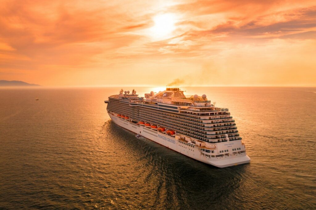 Un grand paquebot en mer au coucher du soleil